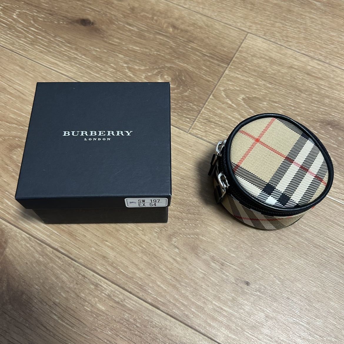 「Burberry 筒形ポーチ」小さいサイズのポーチも満足のいく買取に