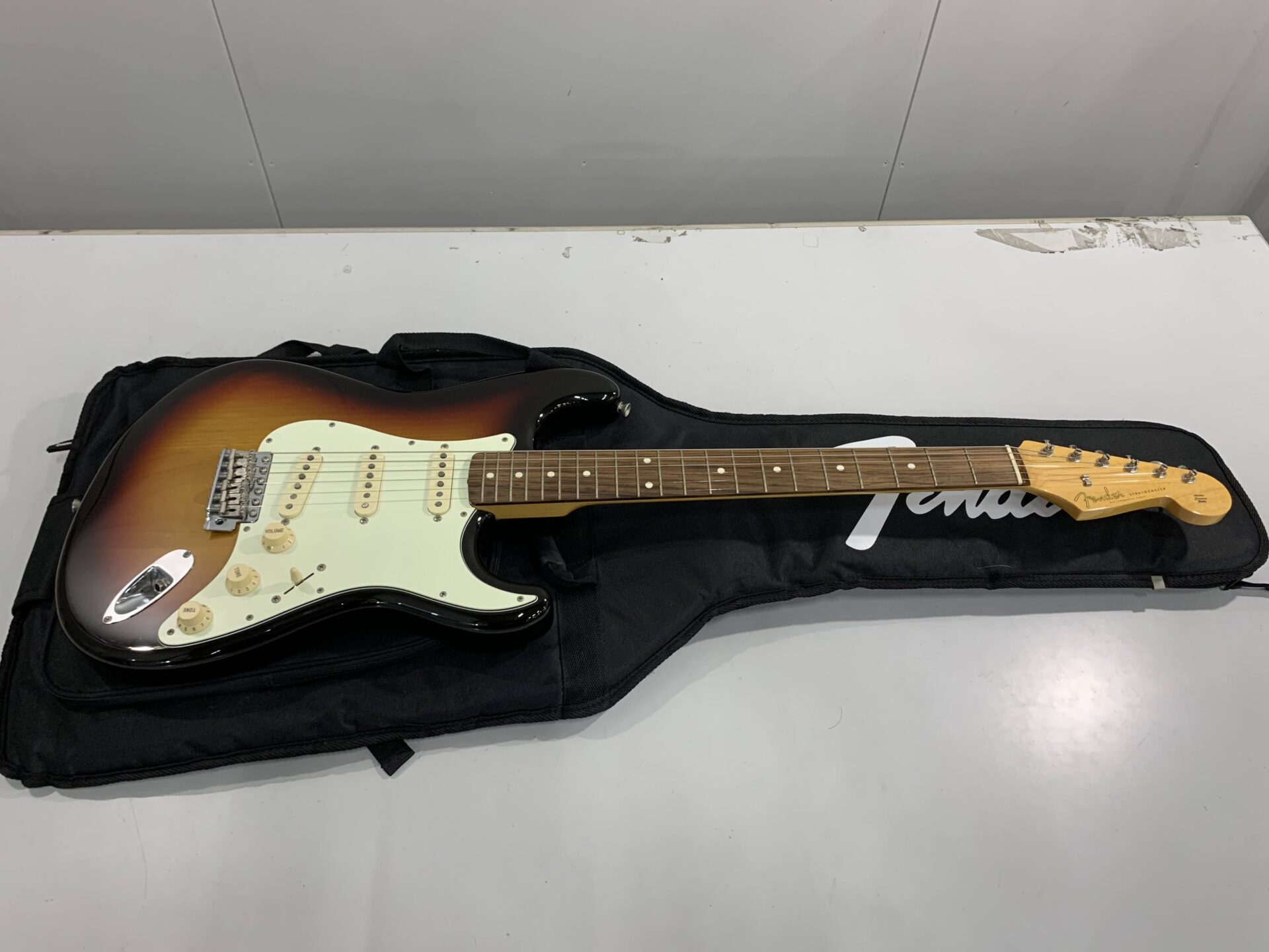 フェンダー Stratocaster エレキギター 引っ越し時の整理で…　